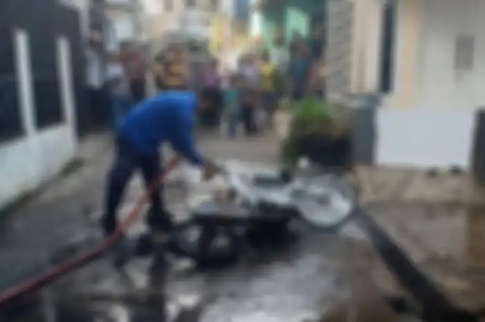 Ngeri, motor Suzuki Satria FU hangus terbakar saat isi bensin di Depok, Jawa Barat, ini penyebabnya.