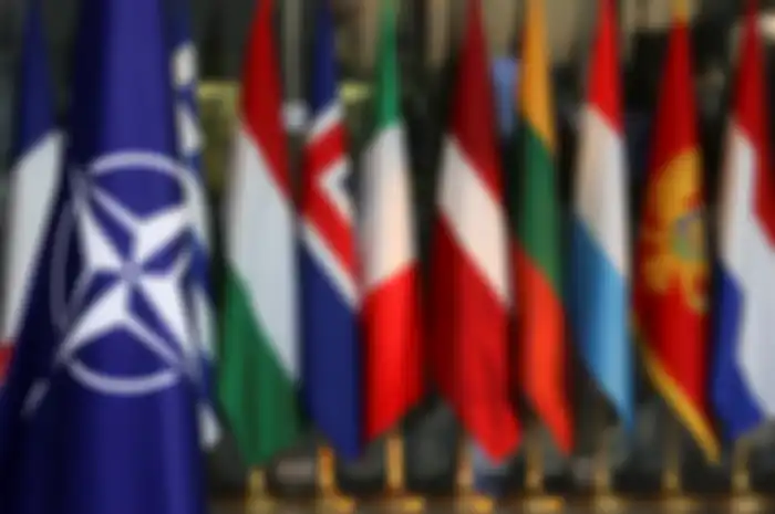 Bendera NATO dan bendera negara anggota NATO