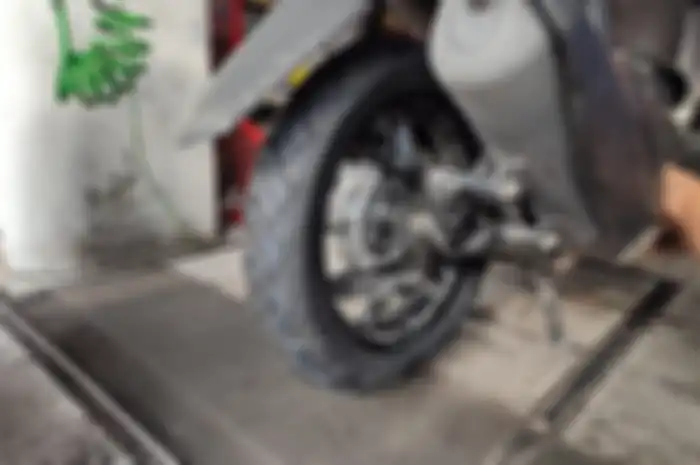 Ilustrasi ban motor.  Harga Pertalite naik, ternyata kondisi ban motor ini bisa bikin konsumsi bensin di motor makin boros!