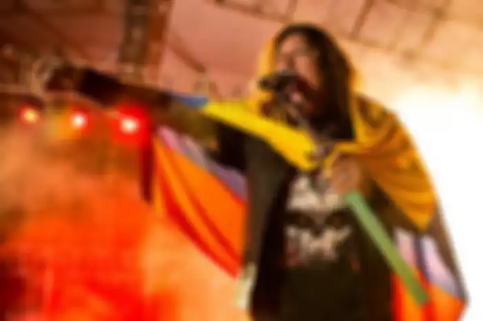 Potret frontman Testament, Chuck Billy di panggung