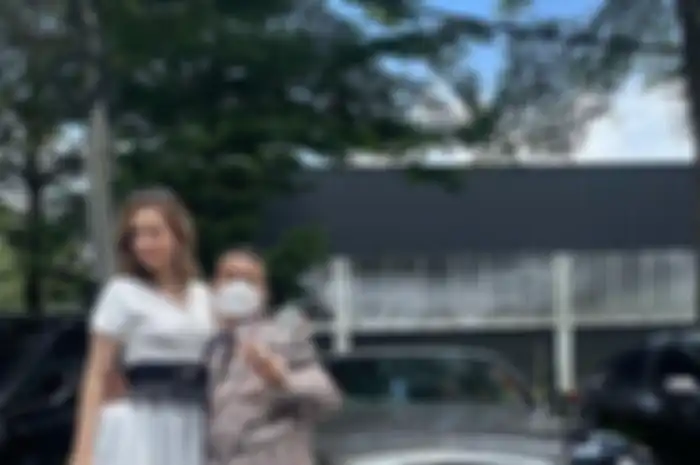 Pengacara Razman Arif Nasution resmi melaporkan pengacara kondang Hotman Paris Hutapea. Hotman Paris dilaporkan atas tuduhan penyebaran informasi bermuatan asusila yang diposting di akun Instagram. Razman mengungkapkan alasan ia dan rekan-rekan seprofesi melaporkan Hotman Paris ke polisi. Menurut Razman, postingan Hotman Paris di media sosial yang mengeksploitasi perempuan sudah meresahkan. "Yang mendorong saya itu salah satunya (terkait Richard Lee), tapi teman-teman saya tidak. Teman-teman saya murni, pure itu dasar karena tidak nyaman dengan prilaku seorang pengacara yang patut diduga melanggar etika," kata Razman di Polda Metro Jaya, Jakarta, Sabtu (2/4/2022). Untuk diketahui, postingan Hotman Paris bersama perempuan-perempuan seksi sebetulnya sudah lama. Namun, mengapa Razman dkk baru melapor sekarang? "Orang gerah sekarang. makin gerah dan fotonya makin menjadi jadi loh. Selama ini dia masih agak jaga jarak, belakangan sudah enggak benar," katanya. "Coba lihat, saya enggak usah ceritalah 'Bang Hotman, abang kan ketemu saya di Holywings di situ ada keluarga saya, di situ ada berapa org cewek?' Saya di situ ada istri saya, caranya itu loh. Caranya, maksud saya apakah karena ada kaitannya? Tidak. Caranya itu tidak elegan menurut saya. Kalaupun mau begitu, enggak usahlah di situ, kan dia public figure apalagi kami lawyer katanya di situ melekat setiap hari, jadi saya melihat memang orang ini enggak fair cara kerjanya," paparnya. Laporan Razman dkk teregistrasi dengan nomor LP/1698/IV/2022/SPKT/Polda Metro Jaya, tanggal 2 April 2022. Pelapor dalam laporan tersebut adalah Bintomawi Sumurung Siregar. Dalam laporannya, pelapor melaporkan pemilik akun @hotmanparisofficial dengan tuduhan tindak pidana menyebarkan informasi dan dokumen elektronik yang bermuatan asusila sesuai Pasal 27 ayat (1) juncto Pasal 45 ayat (1) UU RI Nomor 19 Tahun 2016 tentang ITE.