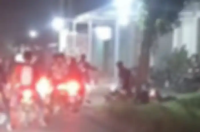 Aksi geng motor berulah di Jombang, motor warga sampai dirusak.
