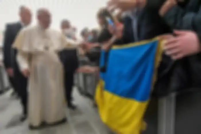 Paus Fransiskus saat bertemu umat Katolik yang menyuarakan perdamaian di Ukraina