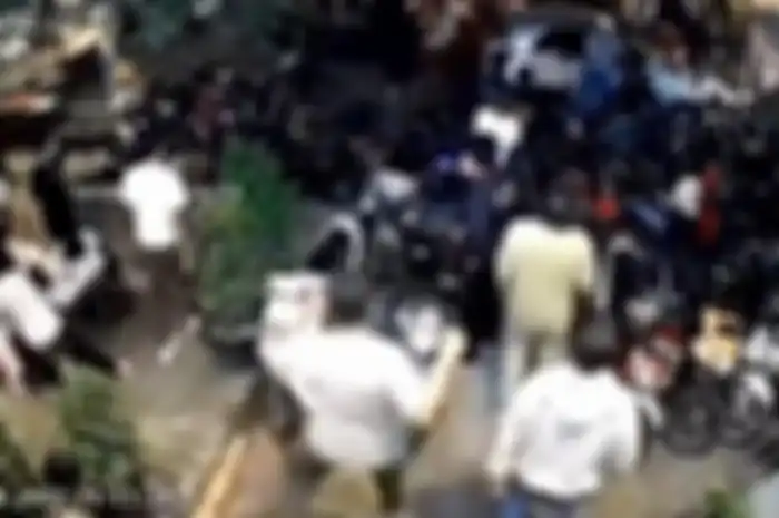 Ramai di media sosial video mobil tabrak deretan motor lagi parkir di Kota Bandung, mobil diamuk massa, begini endingnya.