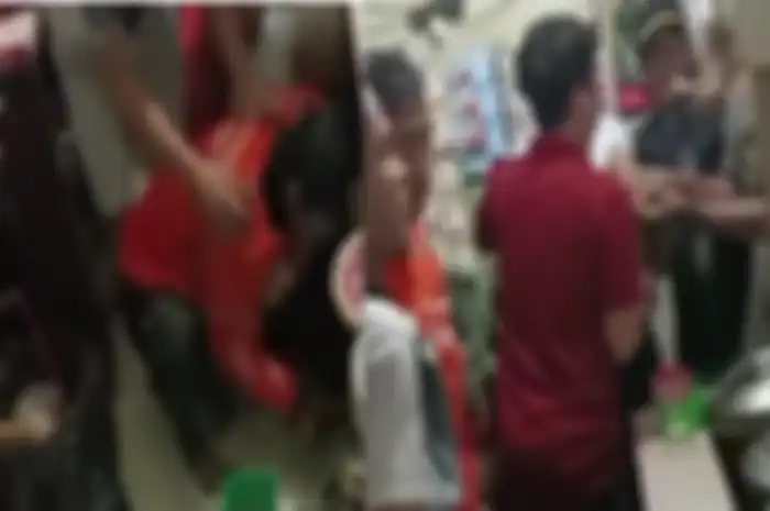 Penjaga warkop dihajar warga usai nekat mencoba memperkosa istri dari driver ojol.