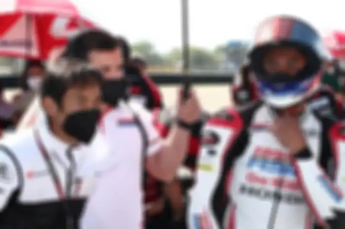 Pembalap Indonesia, Mario Suryo Aji finis di urutan ke-21 pada Moto3 Argentina 2022, Manajer Honda Team Asia, Hiroshi Aoyama ungkap ada masalah kecil.