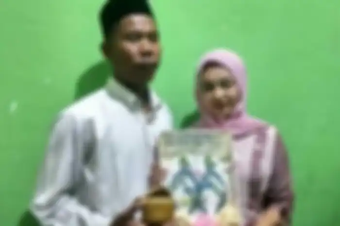 Foto Yudi dan Helmi, pengantin yang pernah viral karena menikah dengan mahar sendal jepit. 