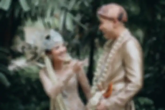Selain Acha Septriasa, penyanyi kondang inin juga harus hidup dengan satu ginjal. Foto nikahnya curi perhatian netizen. 