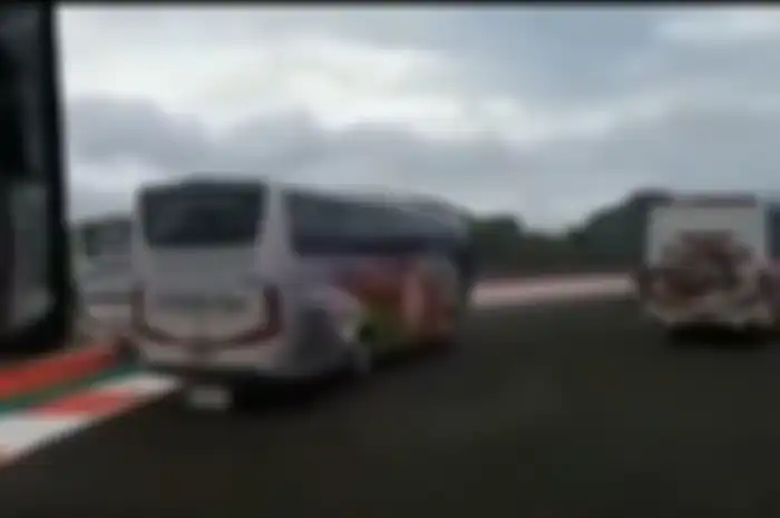 Video bus balapan di Sirkuit MotoGP Mandalika, lebih seru ada yang bilang bisa bikin aspal jadi padat.