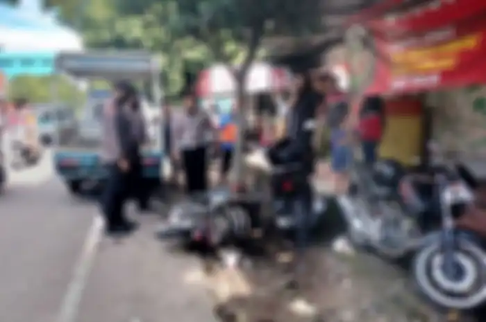  Honda Brio tabrak dua motor hingga hancur di Blitar, sang pelaku malah kabur tinggalkan mobil di pinggir sawah.