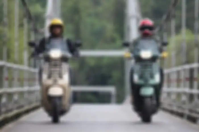 Motor Vespa matic cocoknya pakai bensin jenis Pertalite atau Pertamax? Simak penjelasannya biar enggak salah.