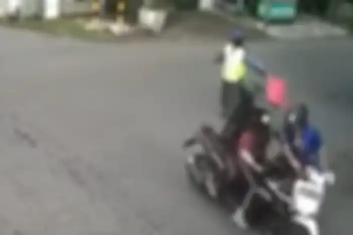 Ngeyel aba-aba pak Ogah, dua pemotor terlibat kecelakaan di perempatan jalan