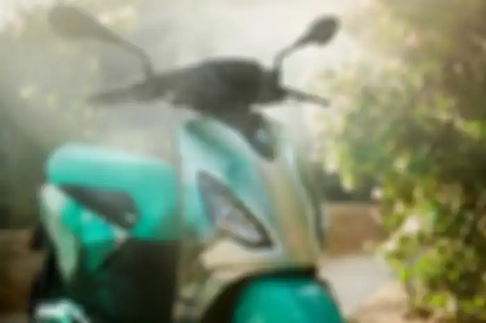 Motor baru Piaggio Zip versi listrik kena sentuhan desainer fesyen, tampil keren harga mulai Rp 40 jutaan.
