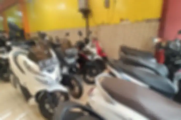 Ilustrasi dealer motor bekas. Harga motor bekas naik gara-gara PPN, simak faktanya.