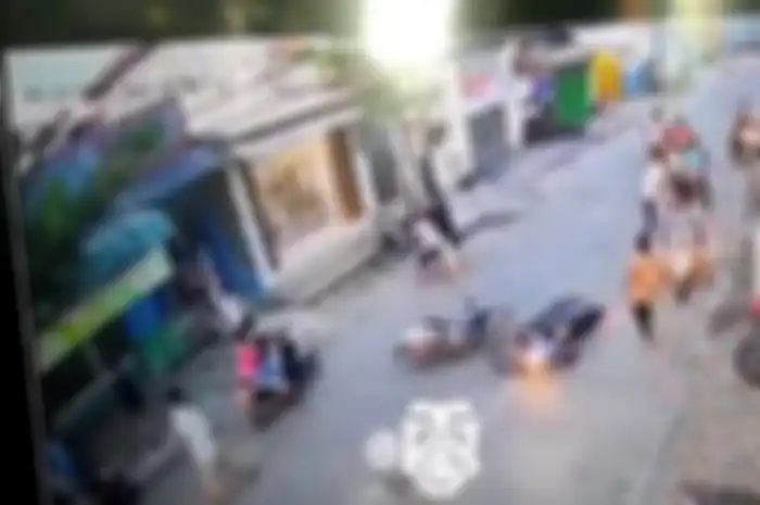 Berawal dari senggolan, dua pemotor ini justru berujung duel.