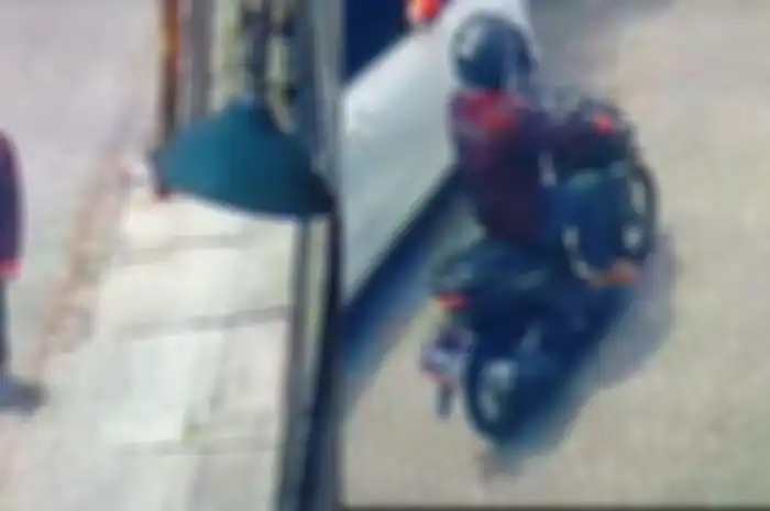 Jalan santai ke kosan target, maling motor ini berhasil gondol Honda Vario buruannya.