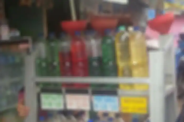 Ilustrasi bensin eceran. Cerita pedagang bensin eceran atau Pertamini usai Pertamina larang pengendara beli bensin Pertalite pakai jeriken.