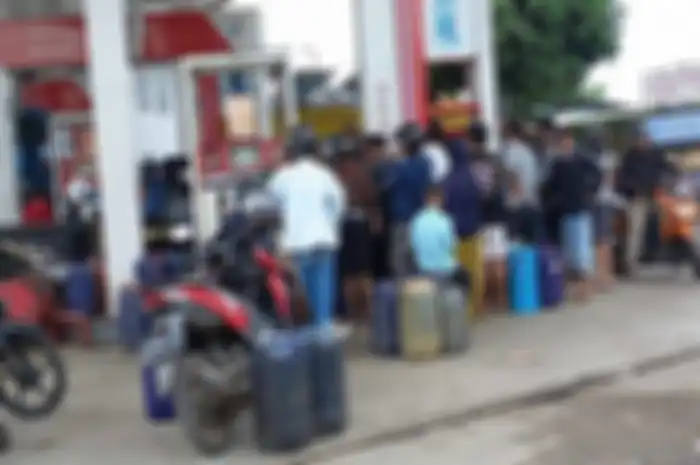 Pembelian bensin Pertalite pakai jeriken laporkan ke call canter Pertamina