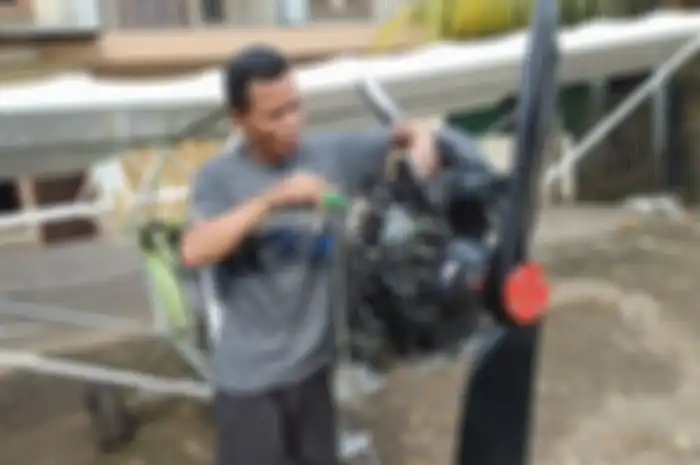 Tukang tambal ban di Cianjur, Jawa Barat bikin pesawat terbang ultralight dengan bobot 110 kg pakai mesin motor Suzuki RGR 150.