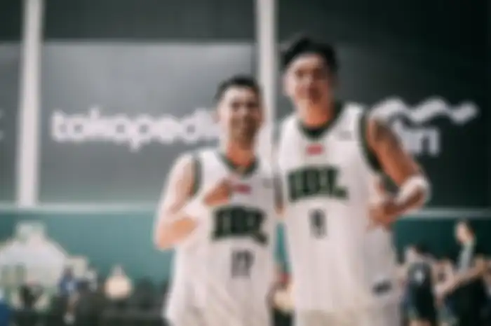 Wijin tampaknya benar-benar sudah move on dari Gisel. Dia terlihat asyik main basket bareng Raffi Ahmad. Foto ini jadi buktinya. 