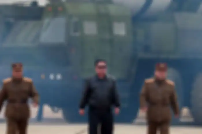 Kim Jong Un dan petinggi militer Korea Utara di depan rudal ICBM
