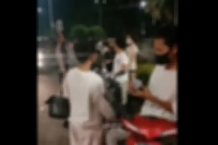 Video polisi menilang pemotor yang melakukan aksi Sahur On The Road (SOTR) di Bundaran Senayan, Jakarta Pusat.
