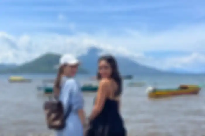 Gisel pamer foto liburan di Ternate. Dia mengambil foto ikonik di uang seribu rupiah. Namun, Gisel selalu dibuat gembira sosok ini.