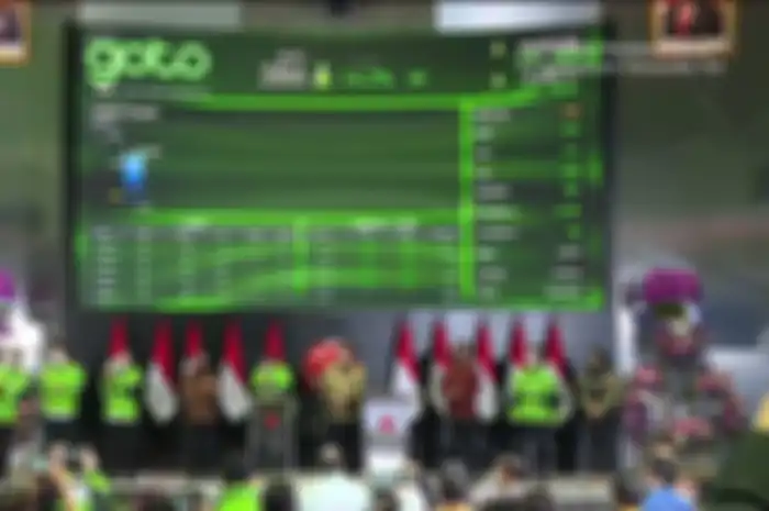 Jajaran direksi GoTo dan beberapa menteri dalam acara pencatat saham GOTO di Bursa Efek Indonesia, Senin (11/4).