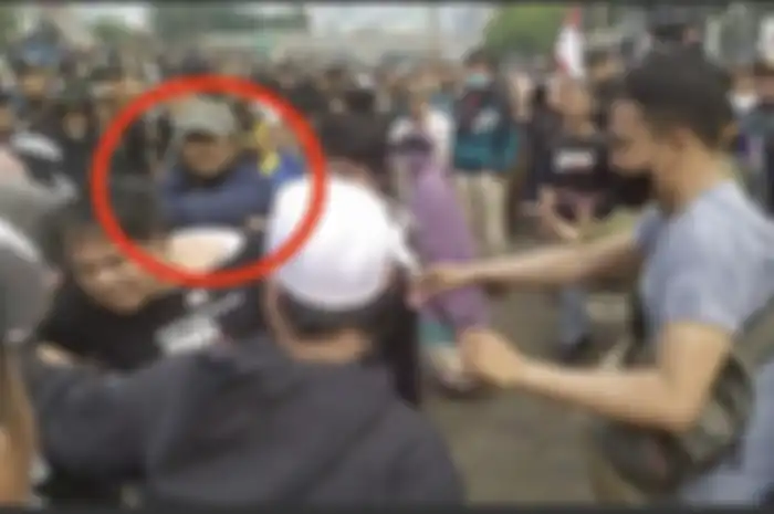 Ade Armando babak belur dihajar sejumlah orang di demo mahasiswa 11 April. Dia sempat diteriaki sebagai penista agama. 