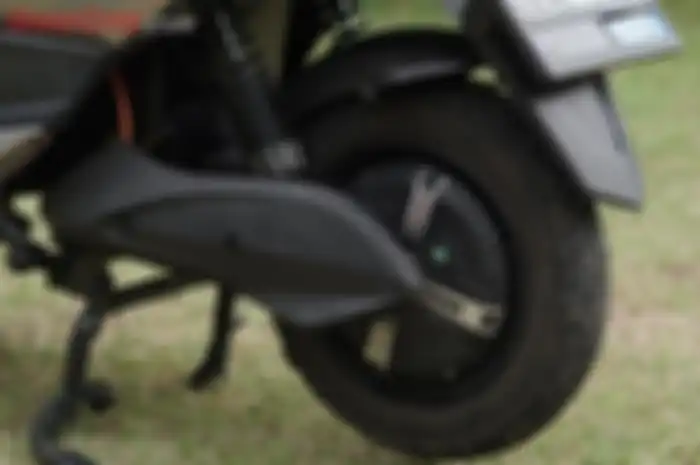 Motor listrik dengan model mesin hub menyatu di pelek belakang