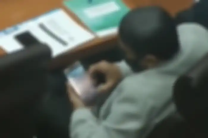 Roy Suryo ungkap identitas anggota DPR yang kepergok menonton video syur di tengah rapat kerja. Begini rahasianya. 