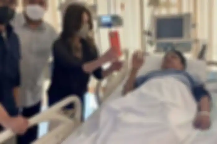 Istri Ade Armando pernah sentil Olga Syahputra saat puncak karirnya. Nina Mutmainnah kini setia menjaga suaminya di rumah sakit.