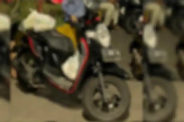 Motor Honda Scoopy yang hilang diambil maling saat seorang pemuda di Surabaya bermain ke rumah pacar.