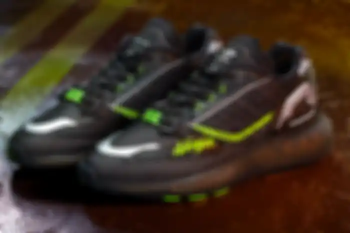 Wow, sepatu sneakers kolaborasi Kawasaki dan Adidas, ada logo Ninja yang ikonik nih!