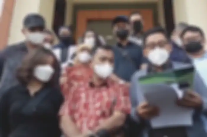 Foto Keluarga Faisal di Pengadilan usai hak asuh Gala Sky diputuskan.