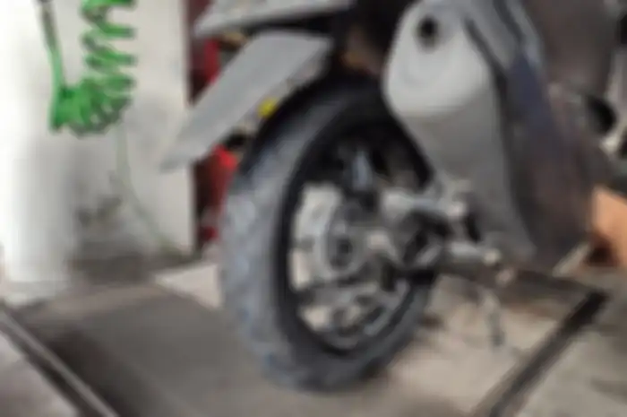 Ilustrasi ban motor. Awas, ban motor dengan ciri seperti ini enggak boleh dipakai untuk perjalanan jauh saat lebaran 2022.