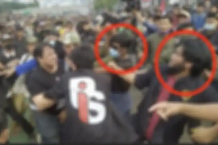 Abdul Latip pengeroyok Ade Armando diburu polisi. Ternyata dia bisa dapat jaket almamater untuk ikut demo mahasiswa 11 April pakai cara ini. 