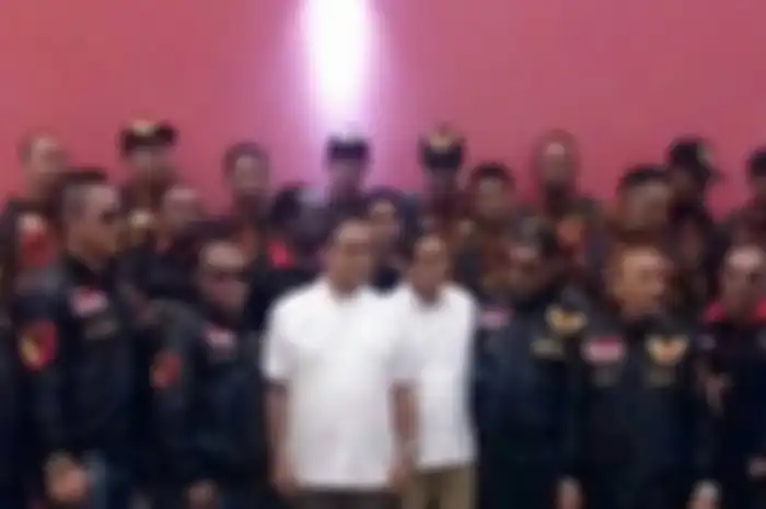 Arif Ferdini penyebar video hoaks Ade Armando ditangkap polisi. Foto Arif bareng Anies Baswedan langsung digeruduk. 