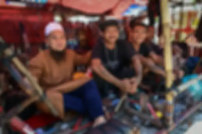  Salut banget, Ustaz Ebit Lew kasih baju muslim ke para kumpulan anak Vespa brekele, bikin haru.