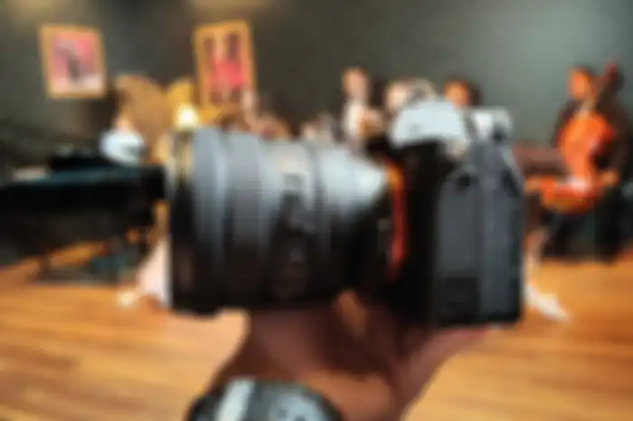 Kamera Sony Alpha 7 Mark IV dengan lensa FE PZ 16-35mm F4 G. 
