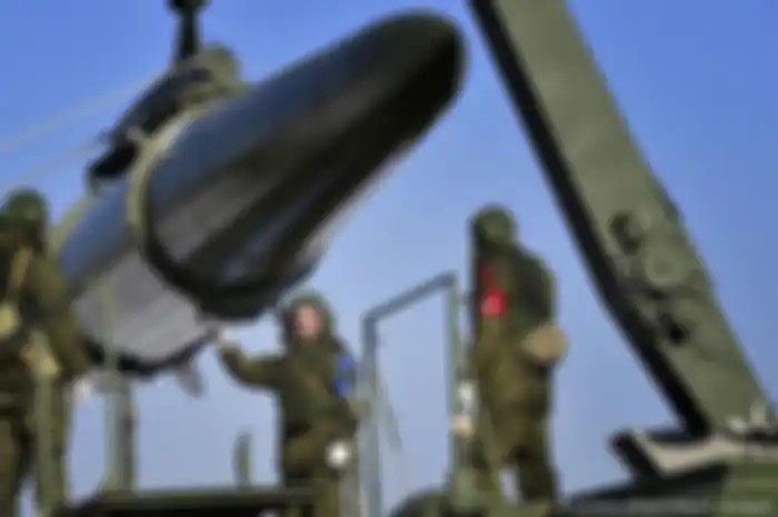 Tentara Rusia memuat rudal hipersonic Iskander-M 
