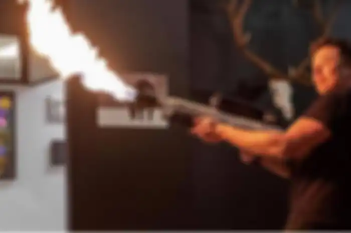 Elon Musk dengan senjata buatannya