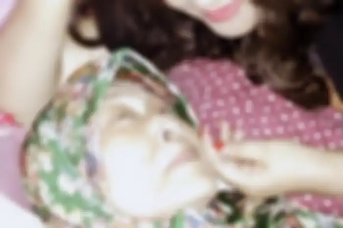 Mak Nyak Si Doel mengalami kebutaan akibat kebiasaan buka puasa ini. Sarah membelai pipi Mak Nyak yang terbaring lemah di ranjang.