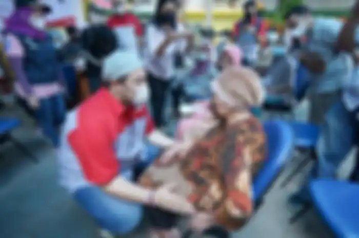 Ivan Gunawan sudah pamer foto bareng peserta vaksi booster. Ini alasan polisi maklumi sang desainer tak bis akembalikan Rp 168 juta.