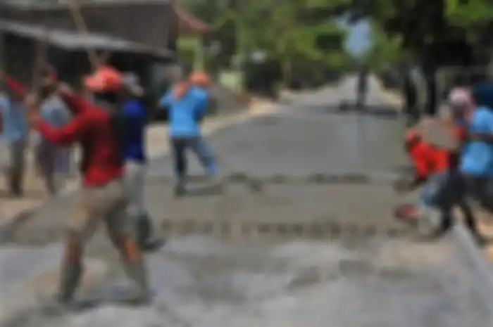 Cerita crazy rich Gorobogan keluarkan uang sampai miliaran rupiah untuk perbaikan jalan di Grobogan, Jawa Tengah, sudah 20 tahun rusak.