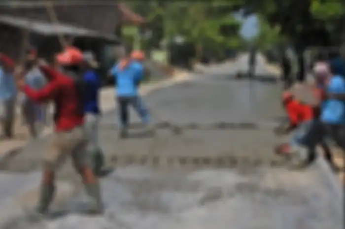 Foto Pembangunan jalan di desa Jetis, Kecamatan Karangayung, Grobogan yang didanai oleh Joko Suranto, sang Crazy Rich Grobogan. 