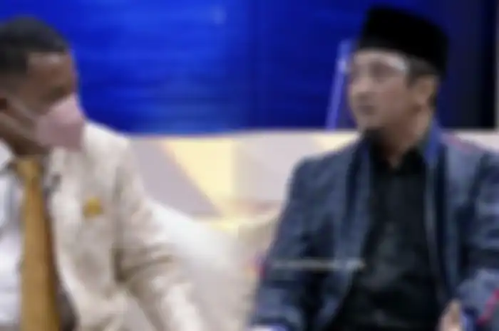 Ustaz Yusuf Mansur bawa segepok berkas ke Hotman Paris. Namun, sang ulama dibuat murka gegara omongan Ade Armando. 
