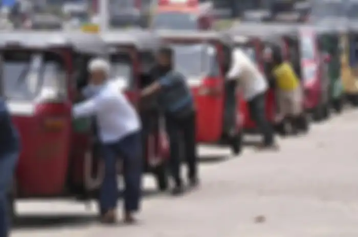 Negara Sri Lanka bangkrut, beli Bahan Bakar Minyak (BBM) saja dibatasi, motor cuma 4 liter dan mobil 19,5 liter.