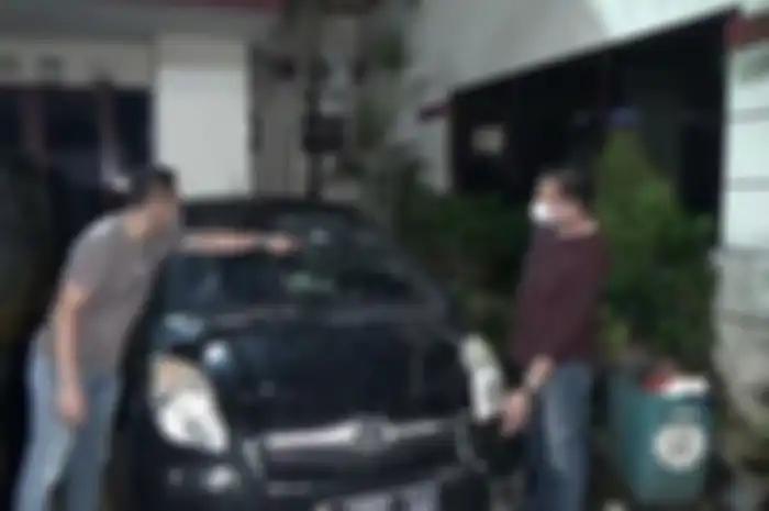 Gerombolan Pemotor Serang Sebuah Mobil di Bintaro