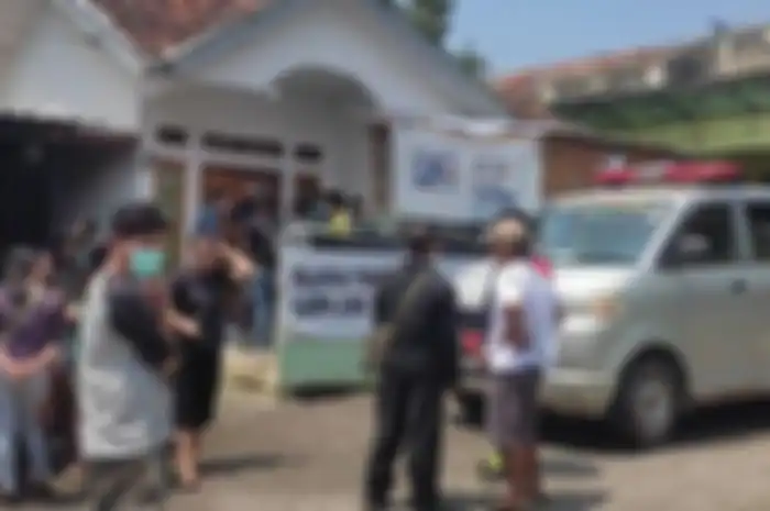 Kasus ibu racuni 2 anaknya lalu bunuh diri di Garut bikin geger netizen, sang suami kerja serabutan jadi debt collector.